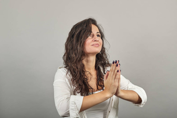 Mãos cruzadas rezando pedindo ajuda a Deus implore desejo para cima Jesus - Foto, Imagem
