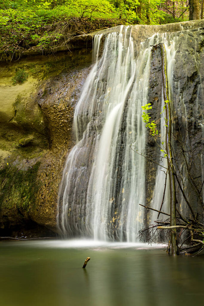 Vodopád v lese v Schmalegger Tobel u Ravensburgu, Horní Švábsko, Německo - Fotografie, Obrázek