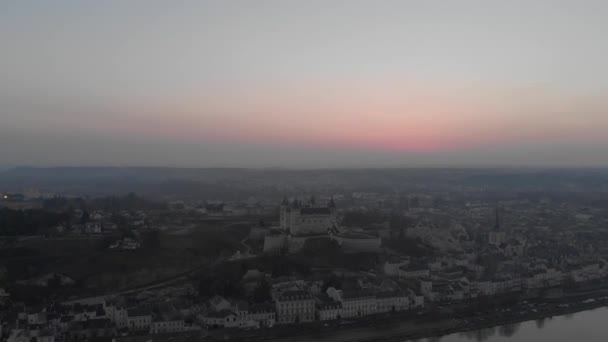 Saumur város városképe vár és templom naplementekor, Loire Valley, Franciaország. Légi drón targonca lövés, osztályozatlan, stabilizált, pásztázás - Felvétel, videó