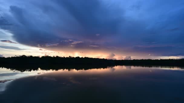 Letni wschód słońca nad jeziorem West Lake w Parku Narodowym Everglades, Floryda 4K. - Materiał filmowy, wideo