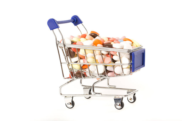 Medical pills in the shopping cart - Fotoğraf, Görsel