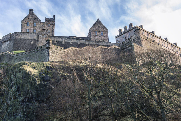 Schloss vom Friedhof neben der Kirche Saint Cuthbert in Edinburgh City, Großbritannien - Foto, Bild