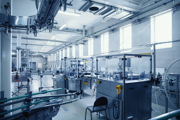 Interior industrial de fábrica de bebidas, tonificado azul. Producción de alimentos y bebidas
 - Foto, imagen