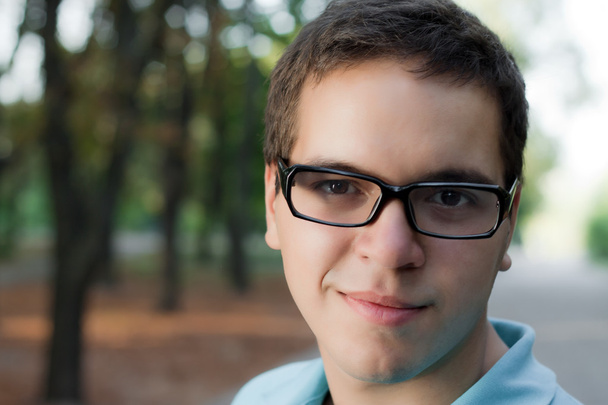 portrét mladého muže v brýlích stojící venkovní - Fotografie, Obrázek