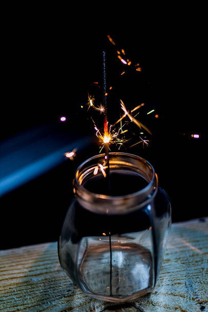 Sparkler Burning Bengali Fogo sobre fundo preto. fogo de artifício Ano Novo, Natal, aniversário
 - Foto, Imagem