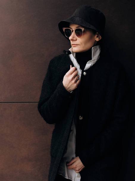 lifestyle fashion hipster season spring autumn woman in hat and sunglasses - Fotoğraf, Görsel