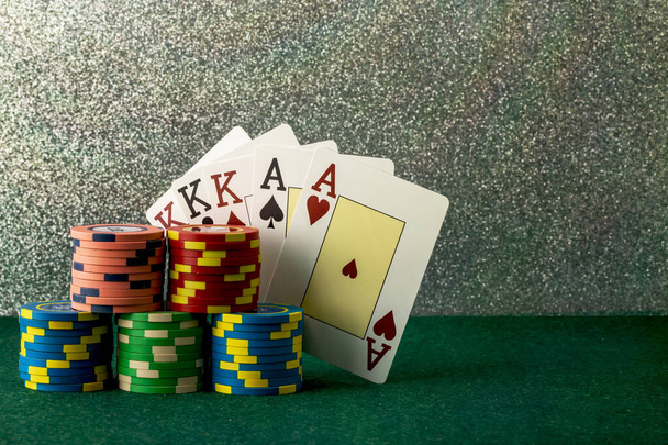 Элементы игры казино, такие как цветные фишки, карты для покера и деньги
 - Фото, изображение