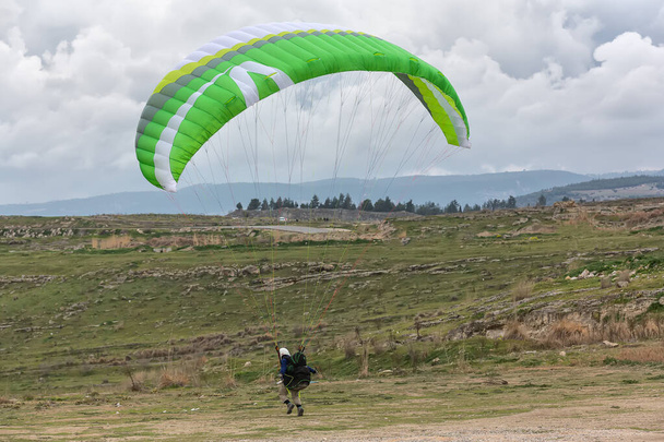 paraglider flying in the mountains in Turkey - Foto, imagen