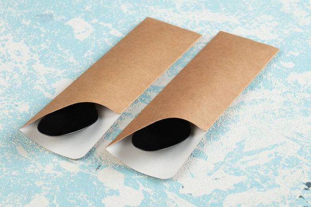 Eco packaging - tenedor de plástico y cuchara en envases artesanales para servicio de entrega
. - Foto, imagen