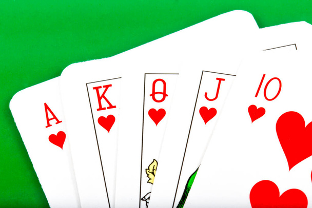 jugar a las cartas con un fondo verde, enfoque selectivo - Foto, Imagen