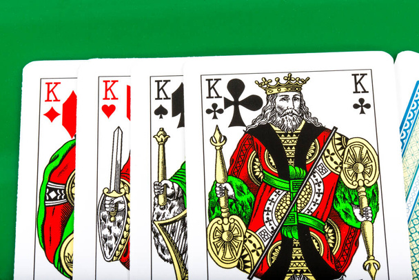 cartes avec une carte pour jouer au poker sur fond vert. - Photo, image