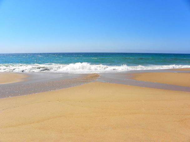 Atlantische Oceaan, Santa Cruz Beach, Portugal.Turquoise oceaan en geel zand. Reizen, vakantie, vakantie, paradijs, ontspanning.                        - Foto, afbeelding