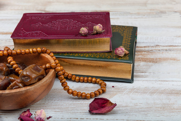 Concepto Ramadán Kareem con fechas premium y libro del Corán
.  - Foto, imagen