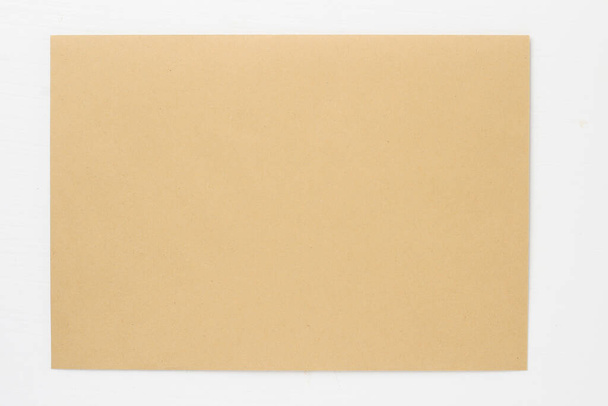 Κλασικός χάρτινος φάκελος σε λευκό ξύλινο τραπέζι. Κενό διάστημα για κείμενο - Φωτογραφία, εικόνα