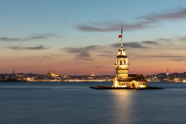 トルコのイスタンブールにある乙女の塔(KIZ KULESI - USKUDAR)  - 写真・画像