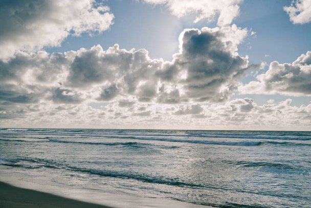Абстрактный морской фон. Голубой океан и яркое облачное небо
 - Фото, изображение
