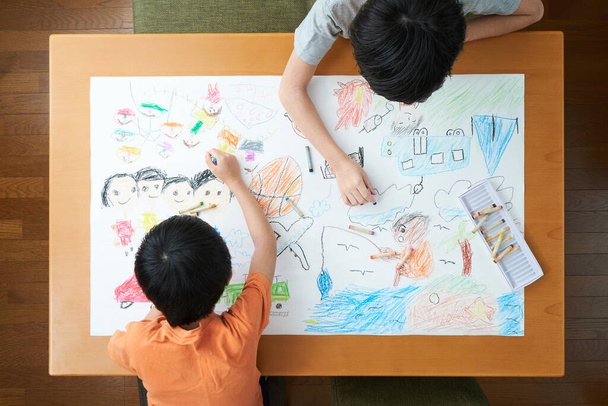 Japanilainen ala-asteen oppilaat maalaus olohuoneessa - Valokuva, kuva