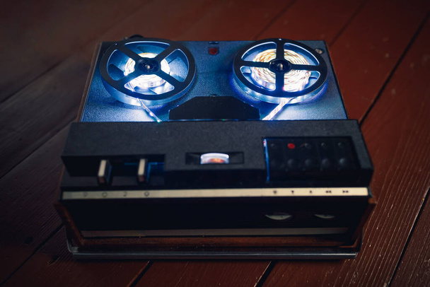 κύλινδρο σε κύλινδρο εγγραφής ήχου ταινία με μπλε LED λωρίδα φωτός - Φωτογραφία, εικόνα