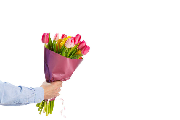 ramo de flores de tulipán en la mano, aislado en blanco
 - Foto, Imagen