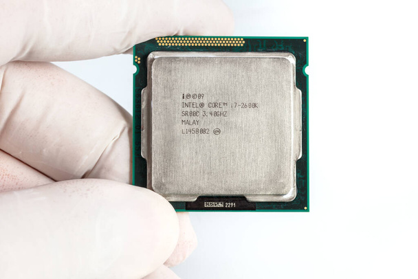 Számítógépes processzor chip (CPU) izolált fehér alapon - Fotó, kép