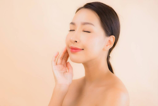 Portrait belle jeune asiatique visage femme avec beauté spa bien-être et maquillage cosmétique concept - Photo, image