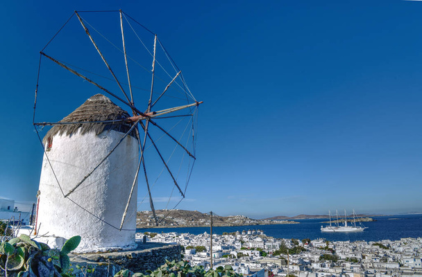 Bella vista del vecchio mulino a vento e del porto sull'isola di Mykonos in Grecia. - Foto, immagini