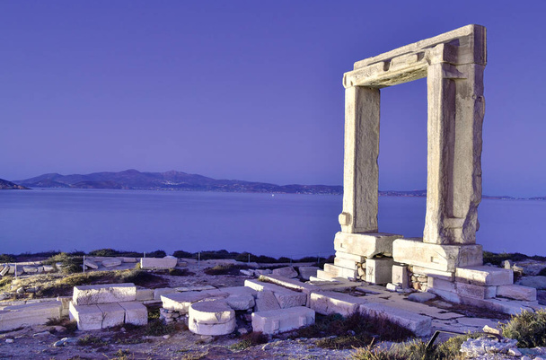 Starożytny grecki portal na wyspie Naxos w nocy. - Zdjęcie, obraz