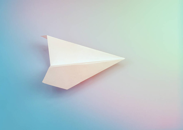 Бумажный самолет вблизи с эффектом освещения
 - Фото, изображение