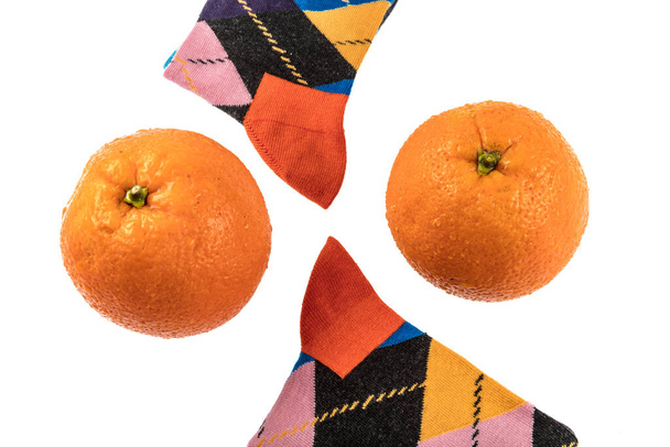 オレンジ(オレンジ)とソックスのコンセプト。高級男の靴下。カラフルな男性の靴下白い背景に. - 写真・画像