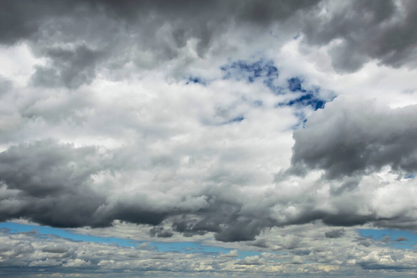 Dramatische luchten bedekt met stormwolken - Foto, afbeelding