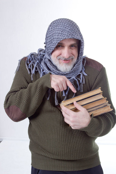 Gray-haired arab man with books on white background - Foto, Bild