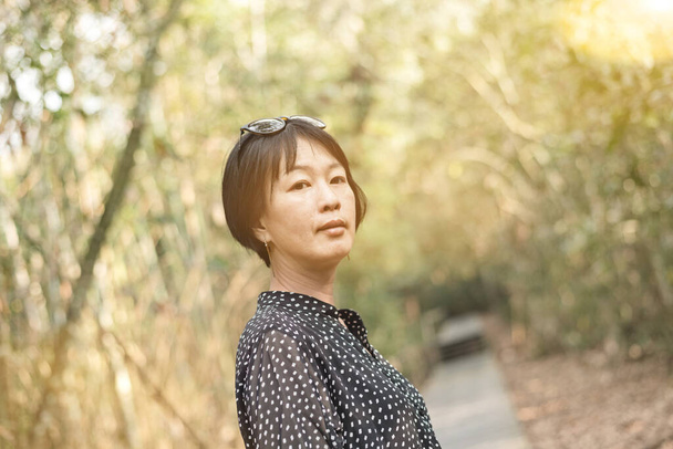 portrair de mature asiatique femme voyage et randonnée à l 'extérieur - Photo, image