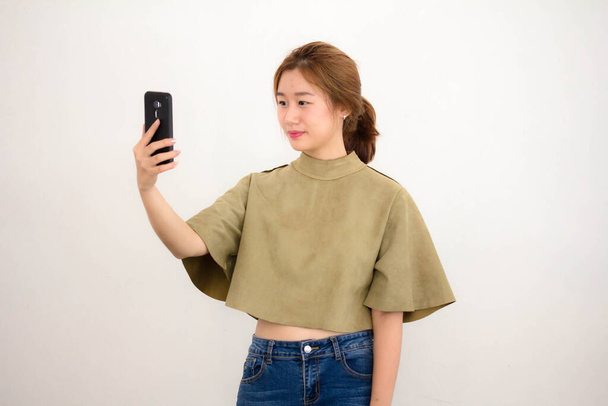Portrait de thai Chine adulte belle fille en utilisant son téléphone intelligent Selfie - Photo, image