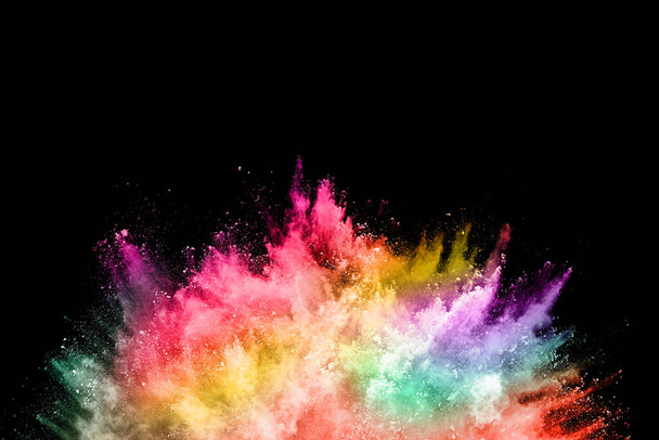 explosión de polvo de color abstracto sobre un fondo salpicado de polvo background.abstract negro, congelar el movimiento del polvo de color que explota / tirar polvo de color, textura de brillo multicolor. - Foto, Imagen