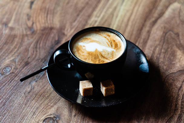 Coupe de cappuccino sur le fond en bois - Photo, image