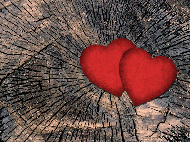 dvě červené papírové srdce na výstřední dřevěné pozadí - Fotografie, Obrázek