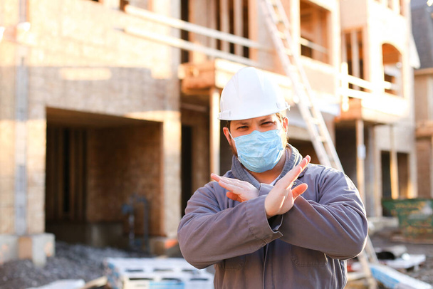 Foreman wearing mask and hardhat at construction site. - Photo, Image