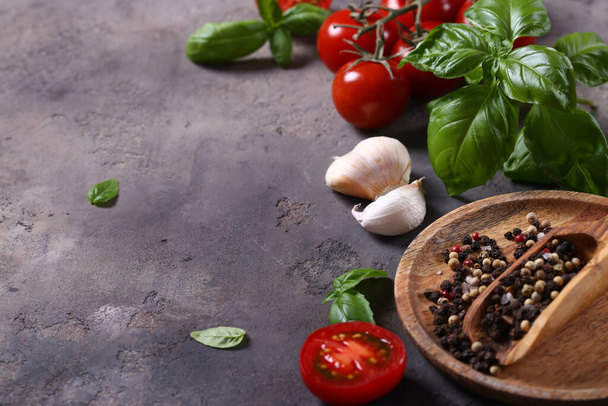potravinové zázemí s bazalkou a rajčaty a kořením - Fotografie, Obrázek