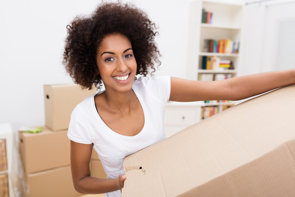 Smiling African American woman in a new home - Foto, Bild