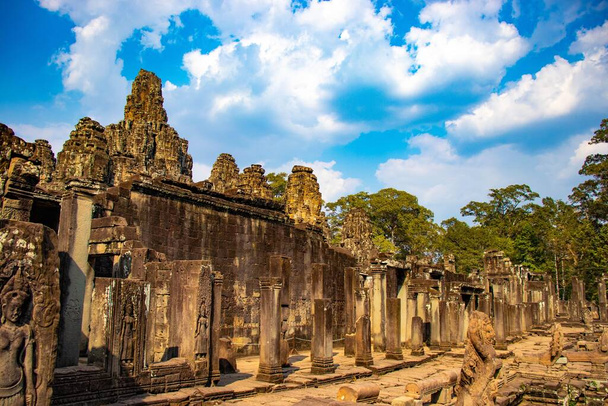 Decorazioni e monumenti in pietra nel tempio di Bayon, Cambogia  - Foto, immagini
