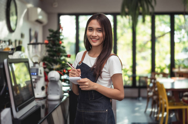 Νέα γενιά γυναικών κάνουν μικρές επιχειρήσεις σε πάγκο καφετέρια - Φωτογραφία, εικόνα