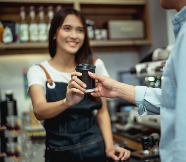 新世代の女性はコーヒーショップカウンターで小規模なビジネスを行う - 写真・画像