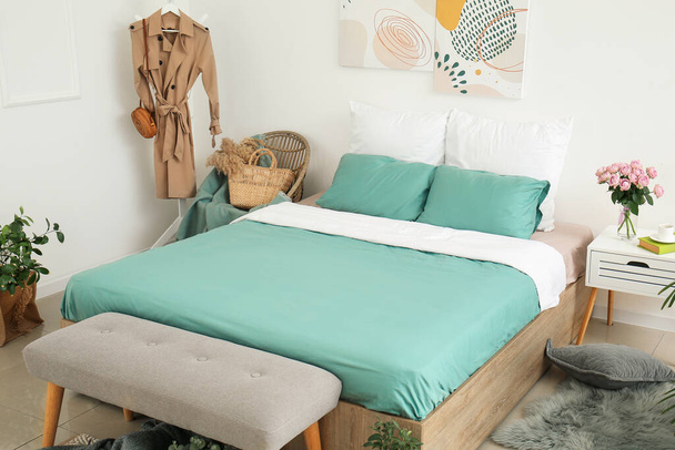 Nagy ágy és pad a modern szoba belsejében - Fotó, kép