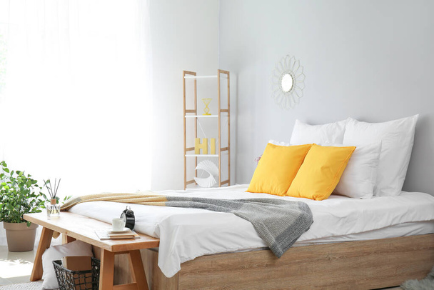 現代的な部屋のインテリアの大きなベッドとベンチ - 写真・画像