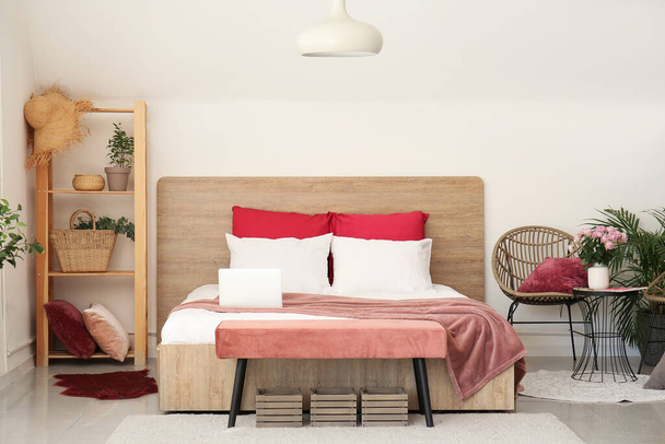 Большая кровать и скамейка в интерьере современного номера - Фото, изображение