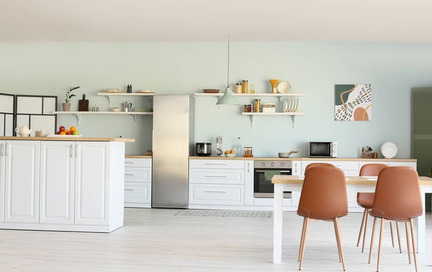 Stilvolles Interieur der modernen Küche mit Esstisch - Foto, Bild