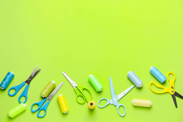 Ножницы с нитками на цветном фоне
 - Фото, изображение
