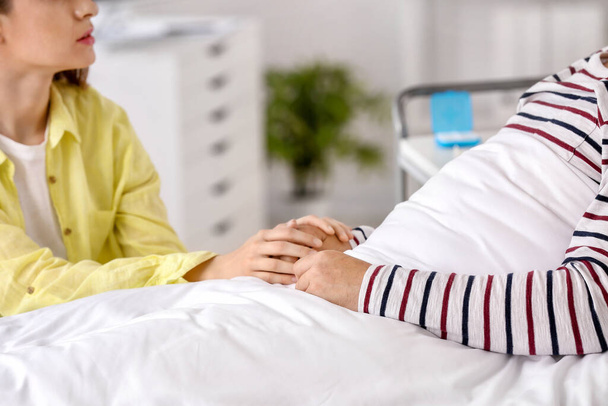 Young woman visiting her husband in hospital - Photo, Image