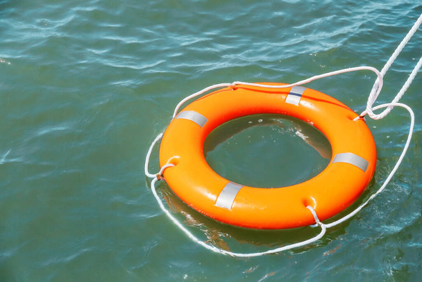Rettungsring schwimmt auf dem Wasser - Foto, Bild