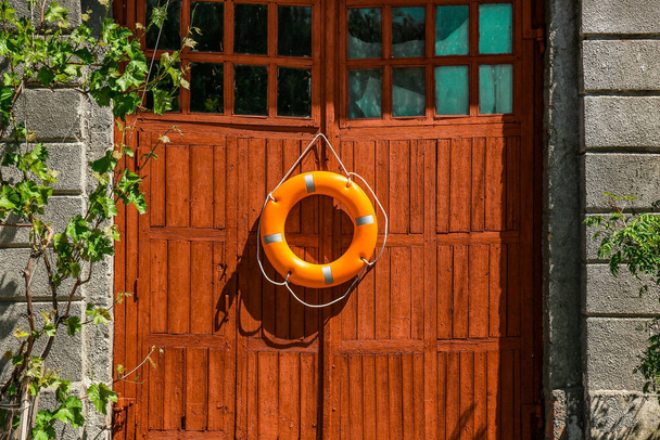 Anillo de boya salvavidas brillante colgando de puertas
 - Foto, Imagen